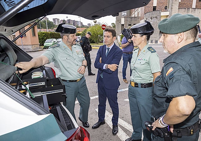 Casares, durante su visita a la Comandancia de la Guardia Civil.