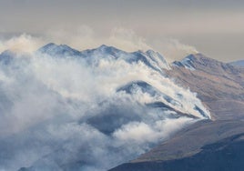 Incendio activo en la ladera de un monte de Selaya.