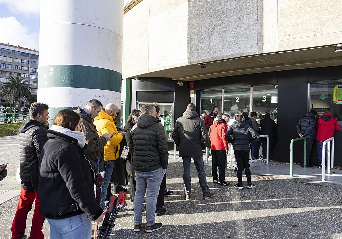 Aficionados en las taquillas de los Campos de Sport.