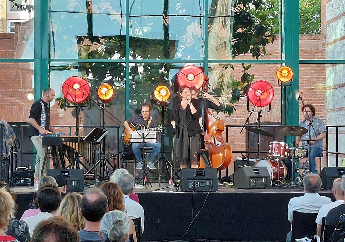 El quinteto de jazz Something Cool actúa mañana en el Patio de Caballerizas.