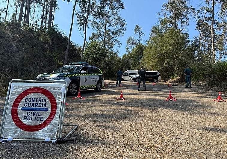 Dispositivo de la Guardia Civil desplegado para evitar el paso de más personas a la fiesta.