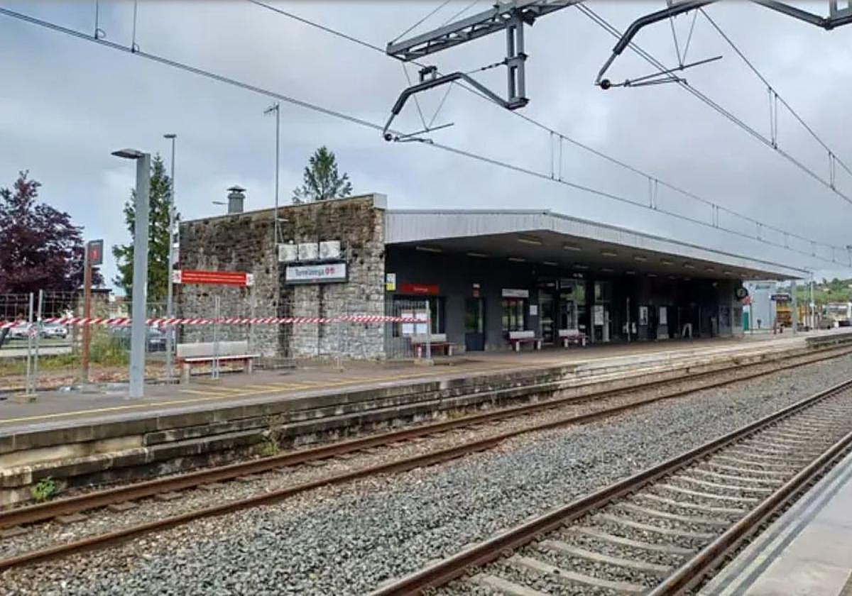 Adif ultima la construcción de un paso inferior peatonal en la estación de Tanos