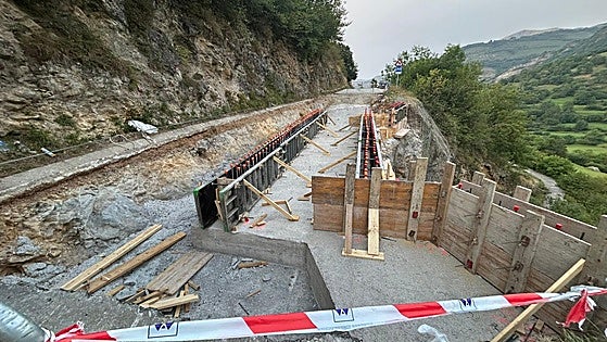 Fomento repara el argayo de la carretera de acceso a Tudanca