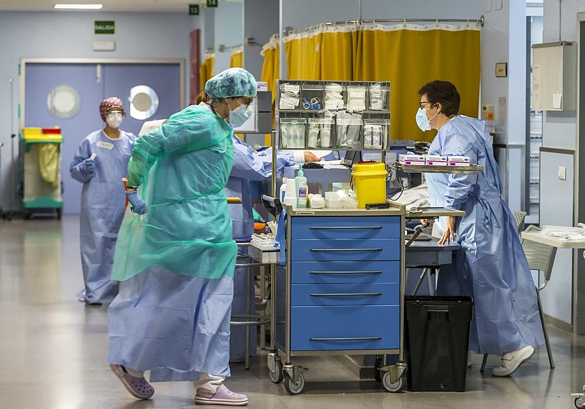 Un equipo del servicio de Urgencias del Hospital Valdecilla trabajando en plena epidemia covid.