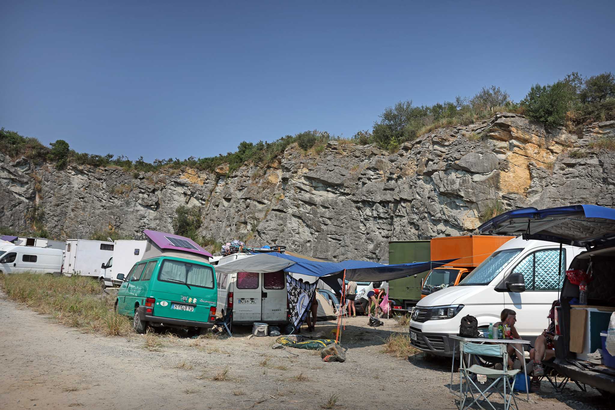 Zona de acampada, dentro de la cantera de Roiz.