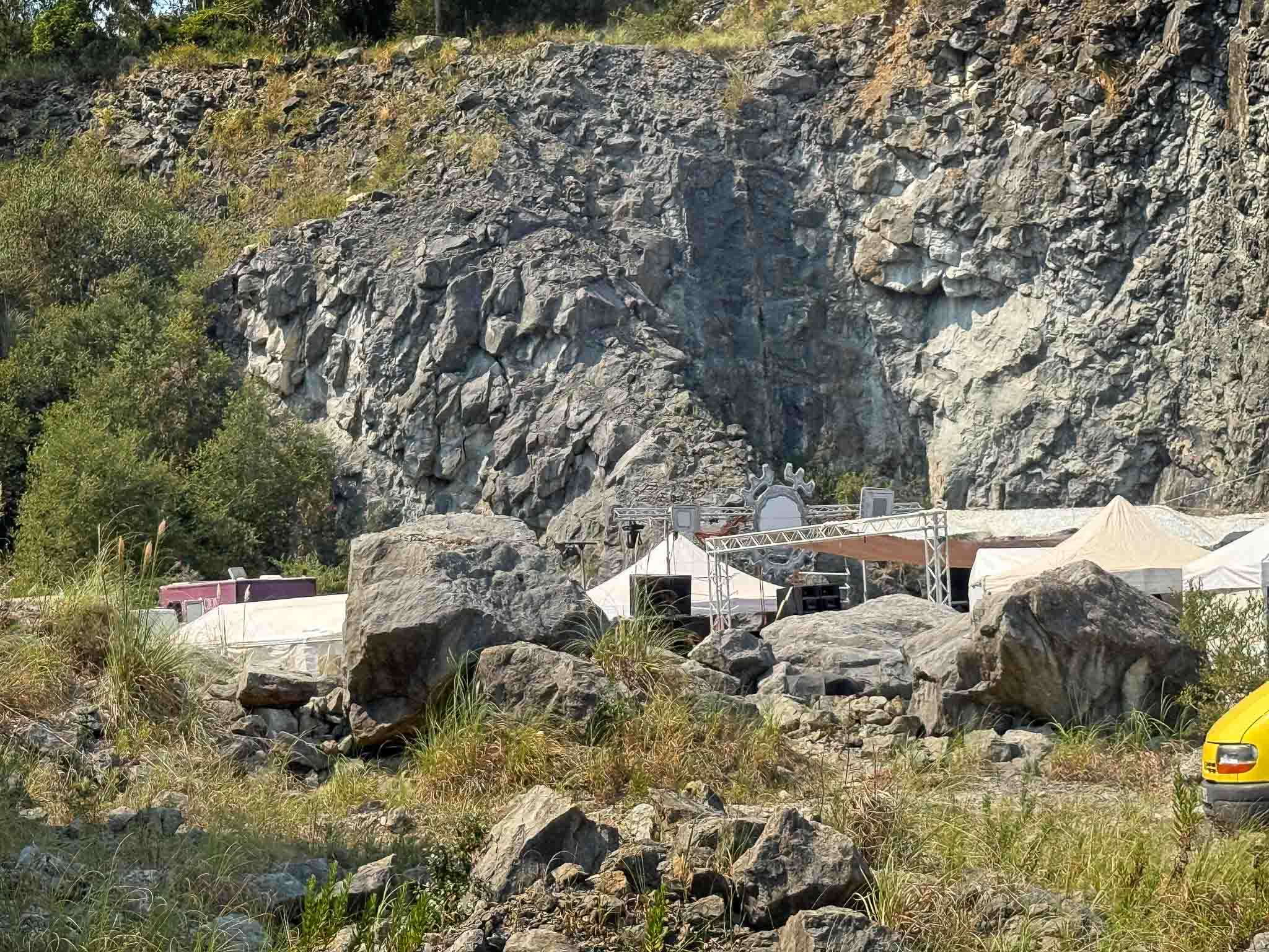 El escenario, en la zona de corte de la piedra de la cantera.