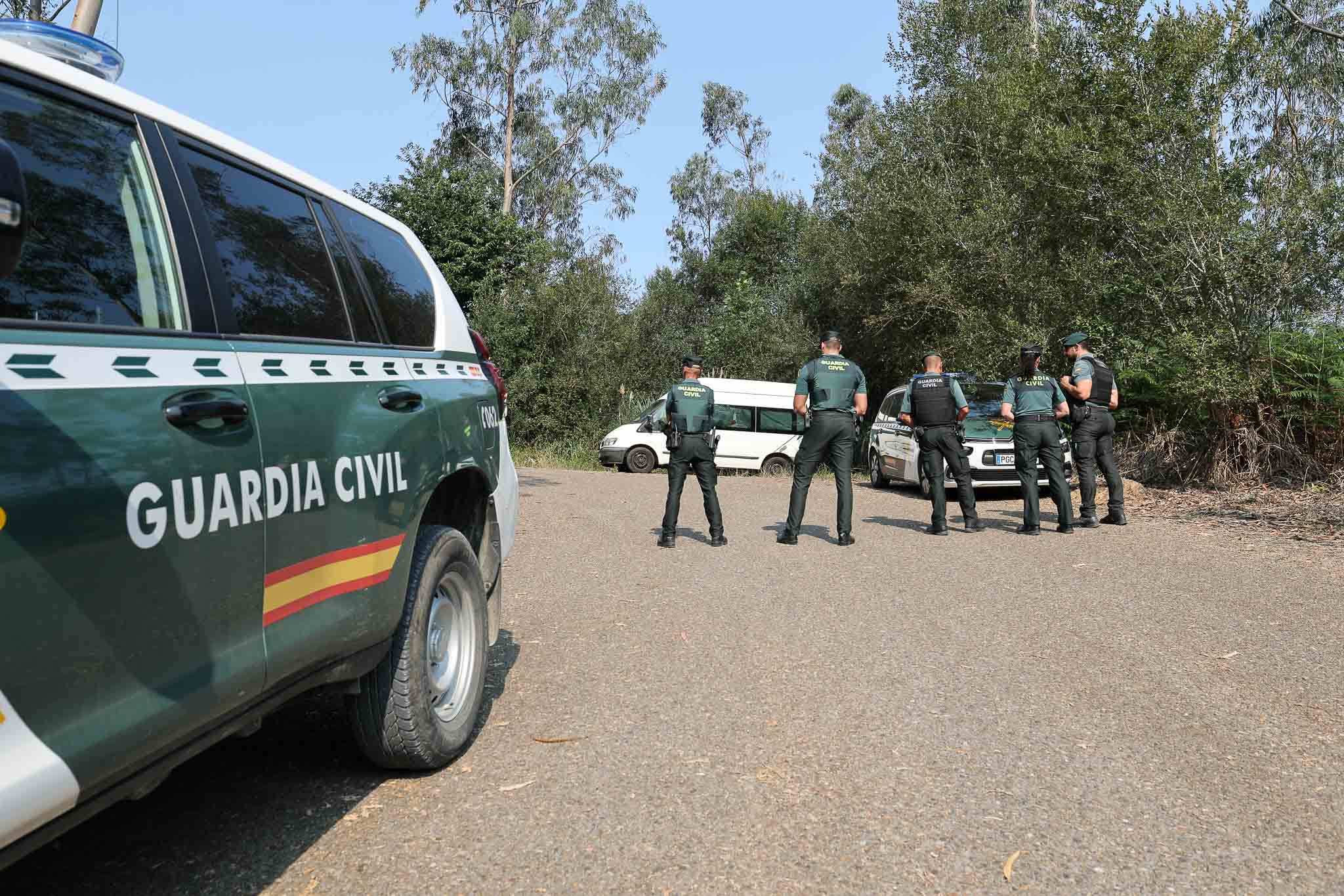 Agentes de la Guardia Civil en el acceso principal desde la carretera autonómica.