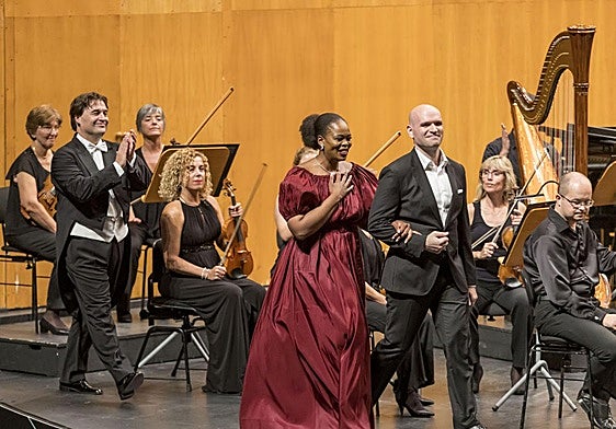 Pretty Yende y Michael Fabiano reciben los aplausos del público. Tras ellos, el maestro Pablo Mielgo.