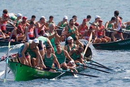 Los remeros de Camargo, exhaustos tras la regata.