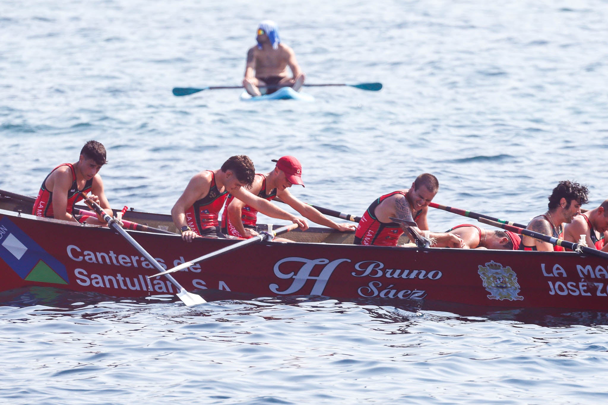 Los remeros de Castro, agotados tras el esfuerzo.