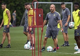 José Alberto López, junto a susfutbolistas en La Albericia.
