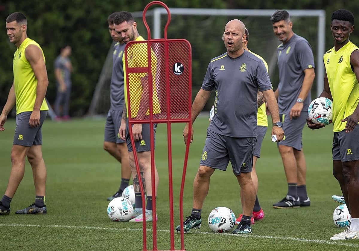 José Alberto López, junto a susfutbolistas en La Albericia.