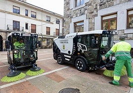 Operarios del servicio trabajan con dos barredoras, en la plaza Baldomero Iglesias de Torrelavega.