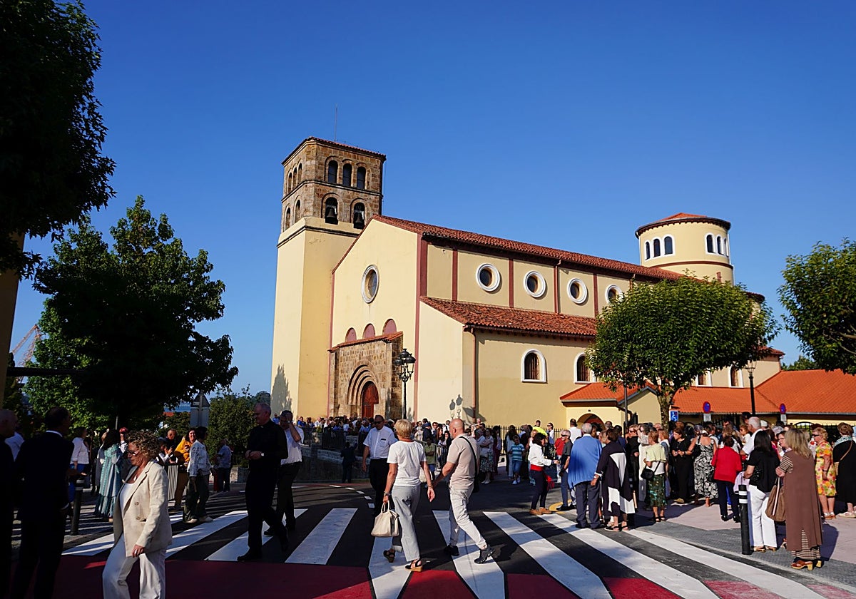 Vecinos acuden al acto de inauguración de la iglesia de San José en El Astillero.