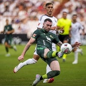 Manu Hernando golpea el balón ante un rival del Albacete.