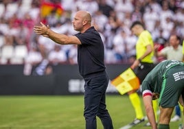 José Alberto da indicaciones a sus jugadores en el Carlos Belmonte.