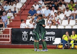 Canales y Jeremy se abrazan tras el primer gol racinguista.