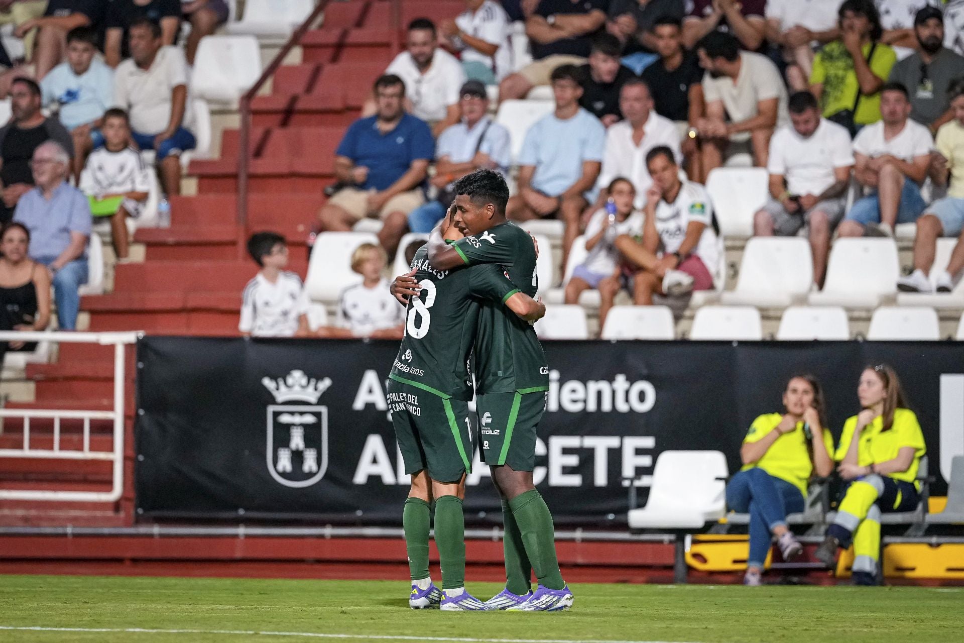 Canales y Jeremy se abrazan tras el primer gol racinguista. 