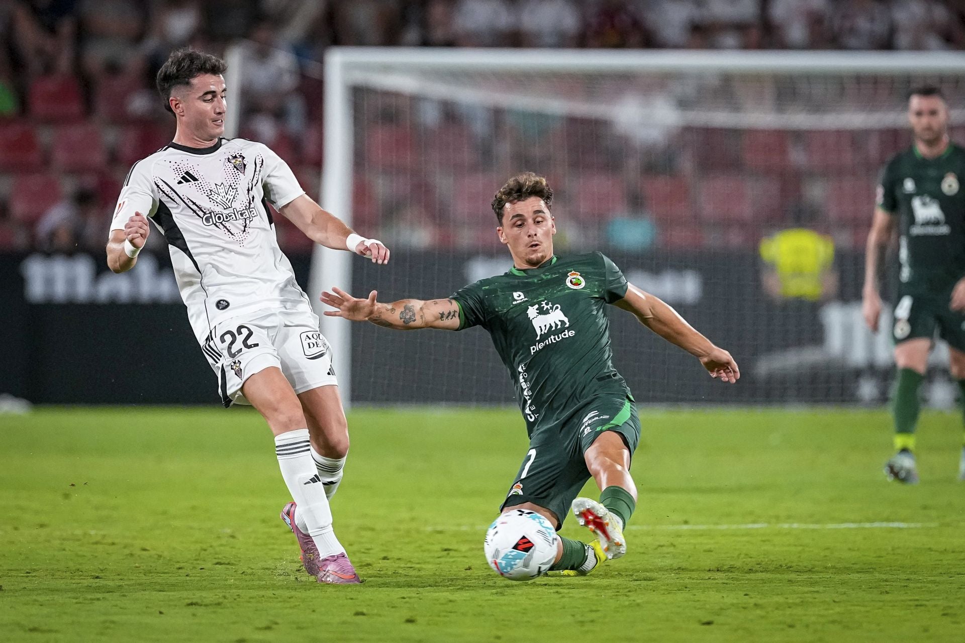 Morcillo y Yeray pugnan por un balón. 
