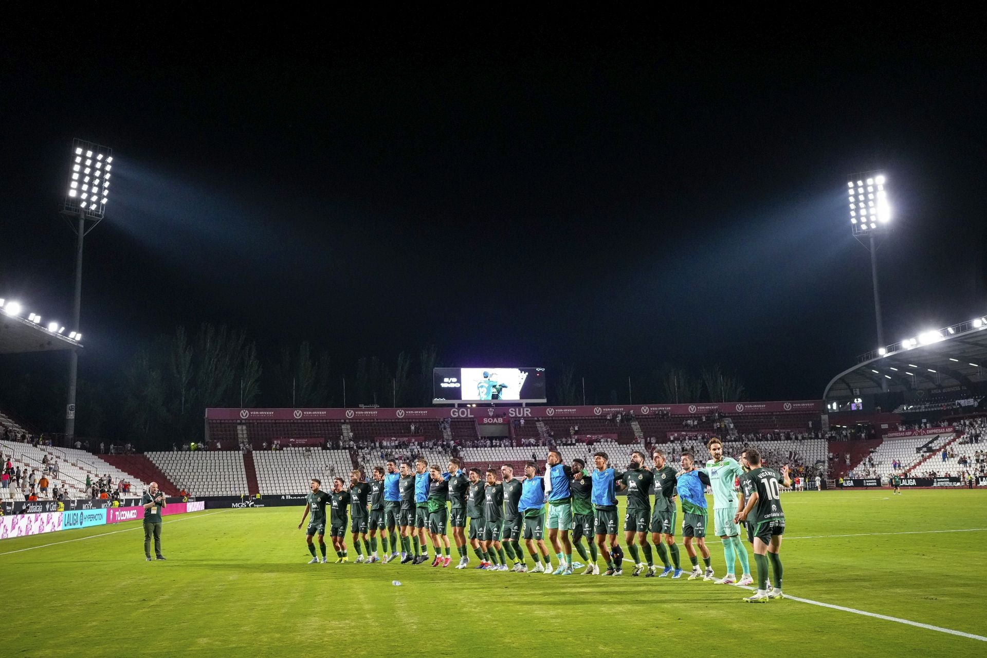 Los jugadores del Racing celebran el triunfo junto a su afición desplazada. 