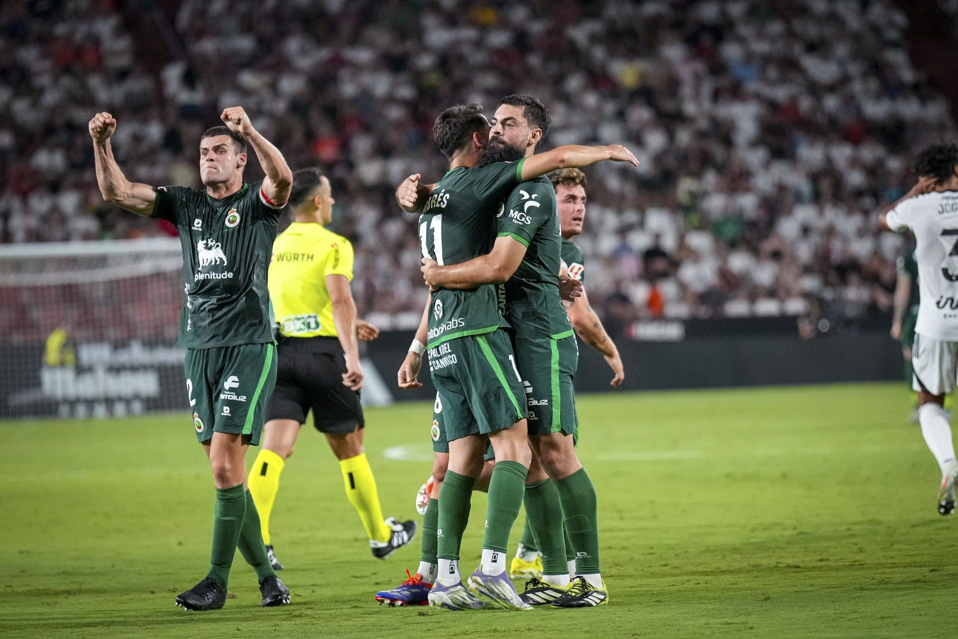 Mantilla, Andrés Martín y Villalibre celebran uno de los goles del vasco. 