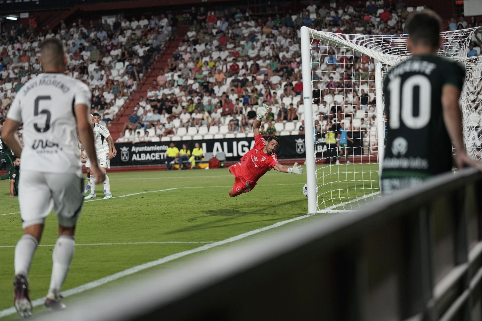 Mariño no puede evitar el tercer gol racinguista, obra de Villalibre. 