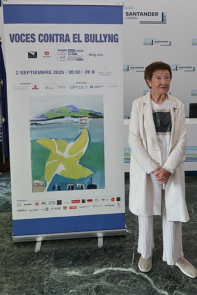 Gloria Torner junto al cartel que ha creado para el evento contra el bullying.