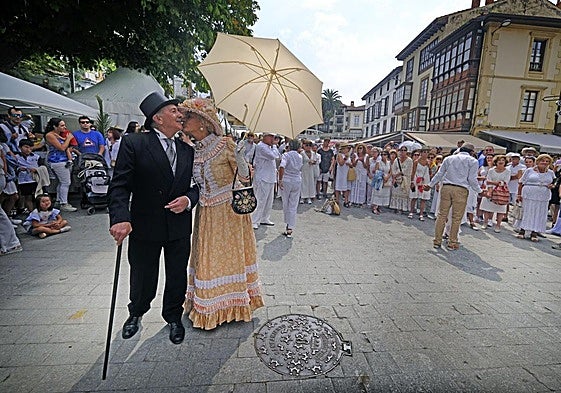 Una pareja ataviada con trajes de época en el Día del Indiano en Comilla del año pasado.