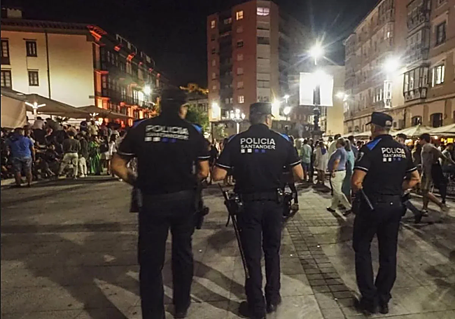 Tres policías vigilan la plaza de Cañadío.