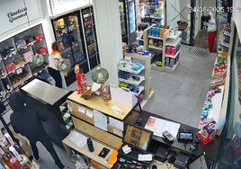 Roban en la gasolinera de La Encina en Cayón y una vecina persigue en coche a los ladrones