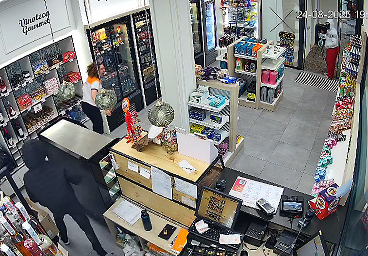 Momento en el que la trabajadora de la gasolinera se topa con los delincuentes.