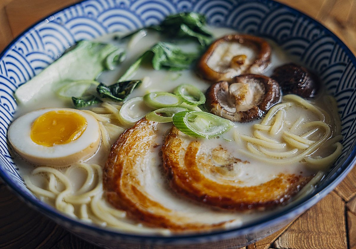 El caldo lechoso y cremoso es característico del tonkotsu ramen.