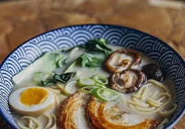 El caldo lechoso y cremoso es característico del tonkotsu ramen.