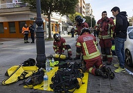 Efectivos del cuerpo de Bomberos de Torrelavega trabajan durante la extinción de un incendio en el Barrio Covadonga, en febrero.