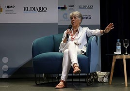 La escritora, traductora y antropóloga vasca María Belmonte, especializada en literatura de viajes, en el Paraninfo de la Magdalena.