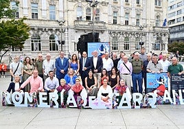 La alcaldesa de Santander Gema Igual y el consejero de Economía Luis Ángel Agüeros posan en la plaza del Ayuntamiento de la capital cántabra junto al resto de autoridades y participantes de la Romería del Faro de Santander, que se celebrará el domingo 7 de septiembre.