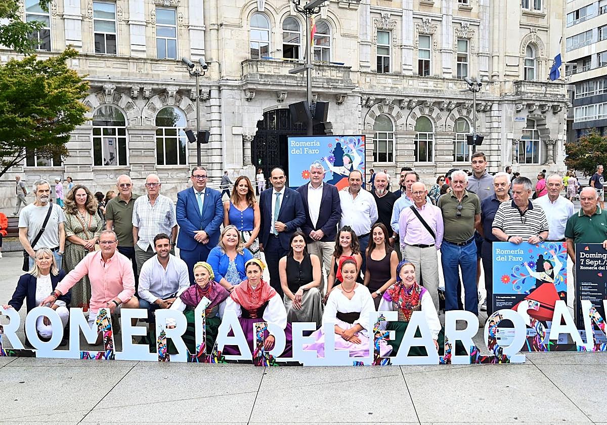 La alcaldesa de Santander Gema Igual y el consejero de Economía Luis Ángel Agüeros posan en la plaza del Ayuntamiento de la capital cántabra junto al resto de autoridades y participantes de la Romería del Faro de Santander, que se celebrará el domingo 7 de septiembre.