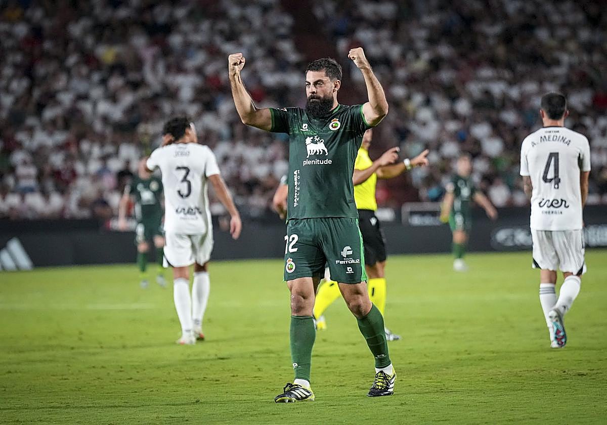 Asier Villalibre celebra el primer de sus goles en Albacete.