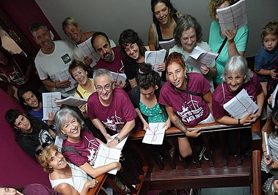 Más de un centenar de vecinos trasladaron las alegaciones en el Ayuntamiento de Penagos.