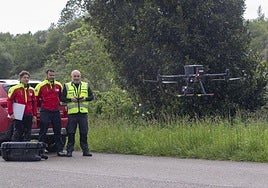 Equipo técnico de emergencias, con uno de los drones de búsqueda.