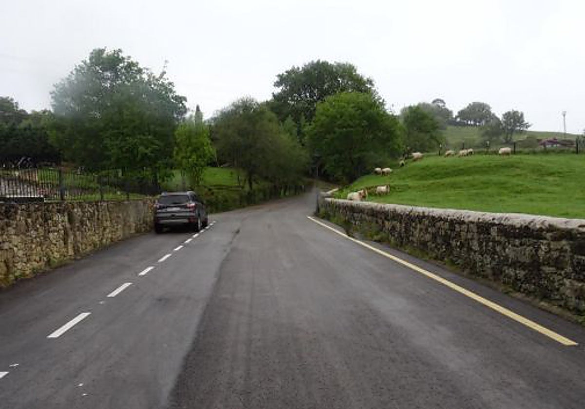 Un vehículo aparcado en el vial que dará acceso al nuevo aparcamiento de autocaravanas.