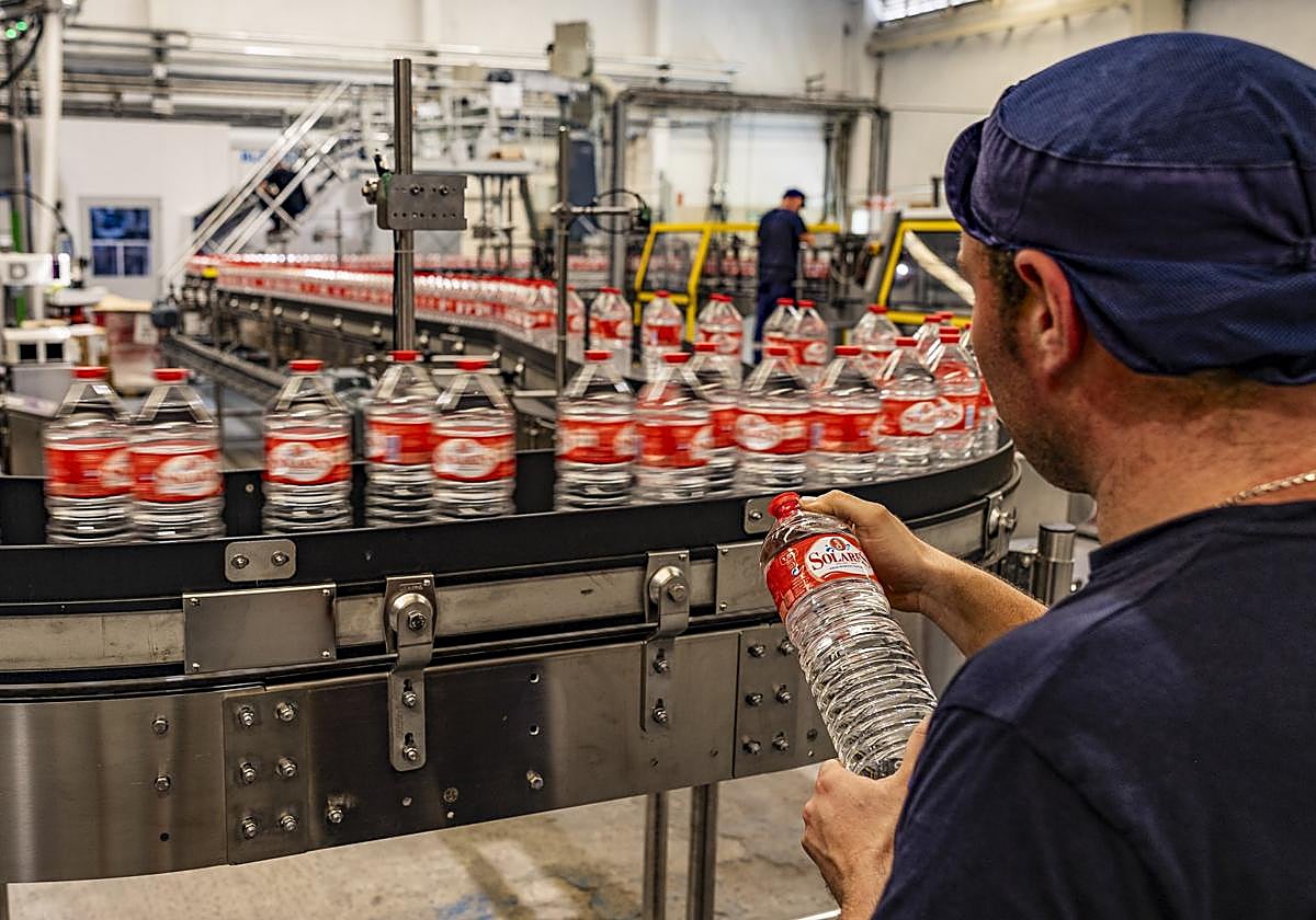 Uno de los operarios de la planta embotelladora de Agua de Solares controla la producción de una de las líneas.
