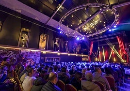 La concejala, el director del festival, el alcalde y el coordinador presentan el cartel del festival de magia en Camargo.