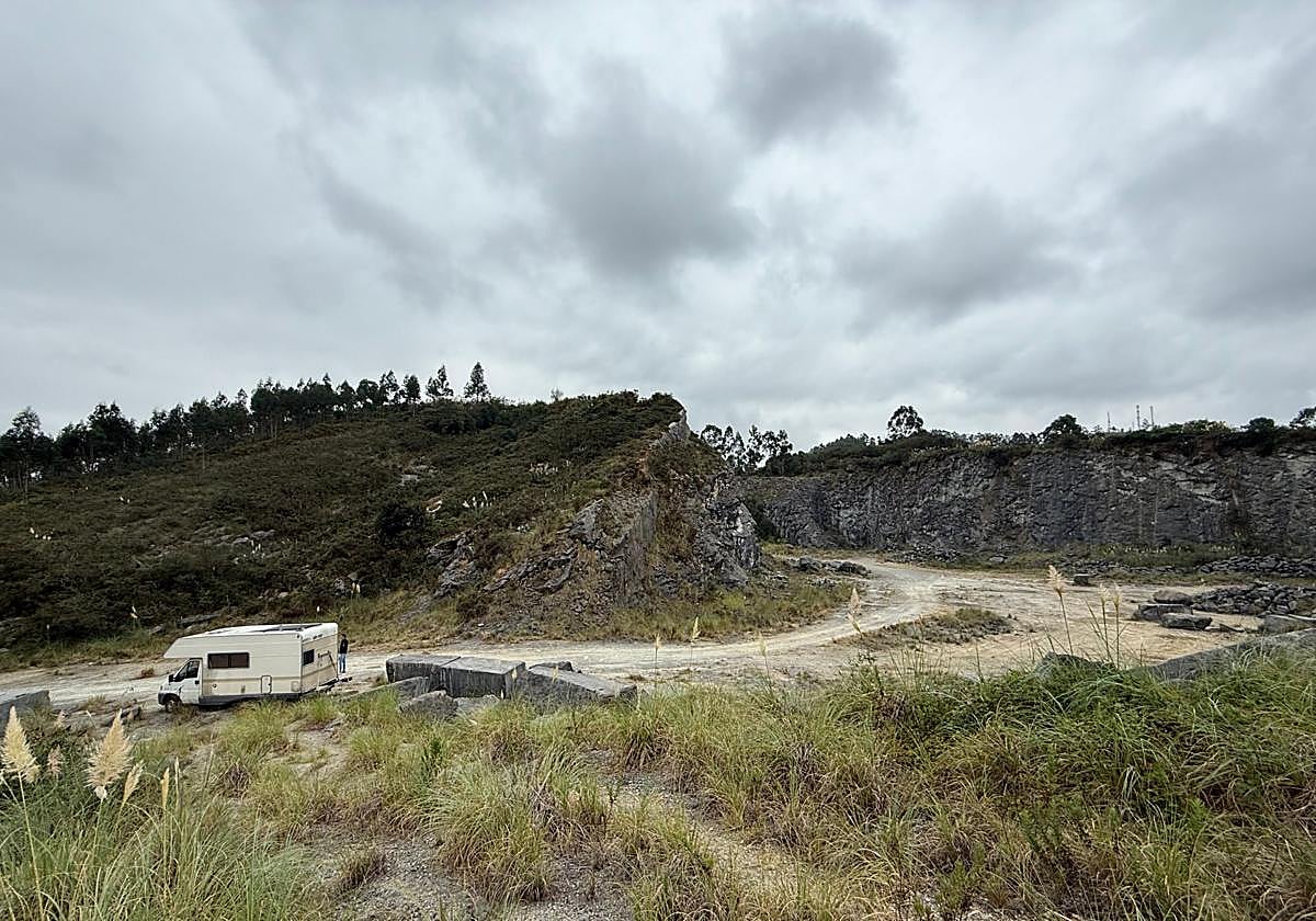 Estado en el que estaba este miércoles el recinto de la cantera de Roiz, donde se celebró la rave desde el viernes.