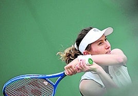 Cristina Bucsa, durante un partido en Wimbledon.