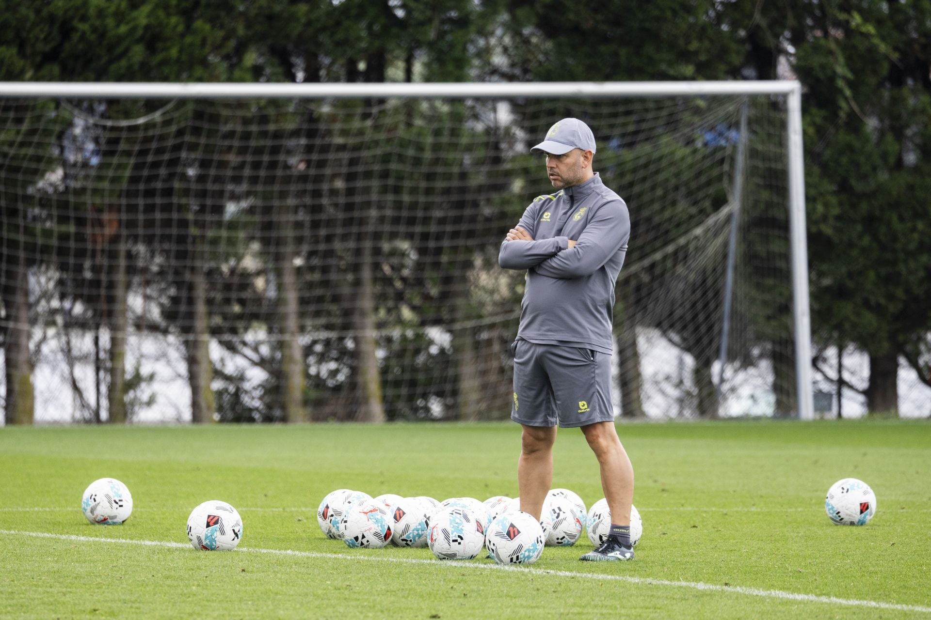 José Alberto López observa la evolución de sus jugadores.
