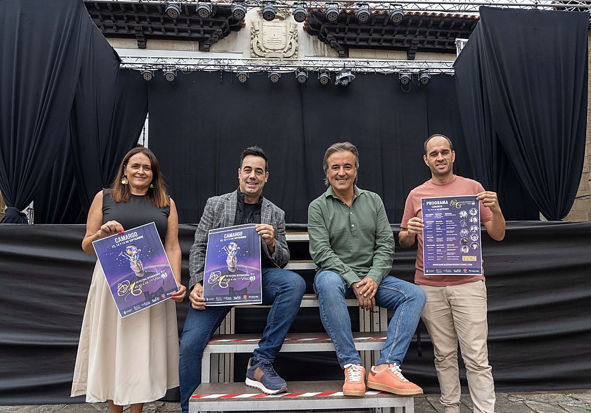 La concejala, el director del festival, el alcalde y el coordinador presentan el cartel del festival de magia en Camargo.
