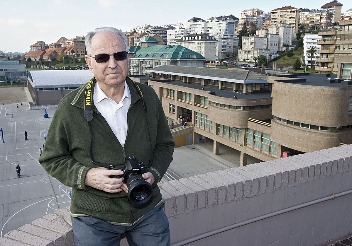 El padre Mariano, con su cámara, en una de las terrazas del colegio de los Agustinos.