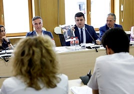 Miguel Ángel Vargas, al fondo en el centro, en su turno de palabra durante un Pleno municipal, frente al grupo socialista.