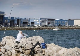 Un hombre apoyado frente al polígono de Raos, en Camargo.